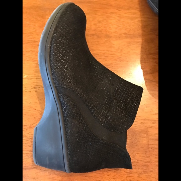 Sketchers Comfy Black Booties - Picture 5 of 7